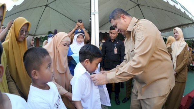 Seragam Sekolah Gratis Mulai Dibagikan, Walikota Makassar Tegaskan Komitmen Pendidikan Berkualitas Tanpa Beban