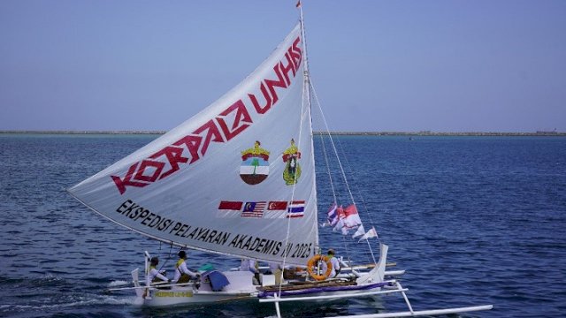 Tim Ekspedisi Pelayanan Akademis III dari Korps Mahasiswa Pecinta Alam (Korpala) berlayar menggunakan perahu tradisional sandek dan mulai berlayar pada Minggu (3/8/2025). Tim ini akan menempuh rute pelayaran dari Makassar hingga Filipina selama 66 hari dengan melintasi empat negara.