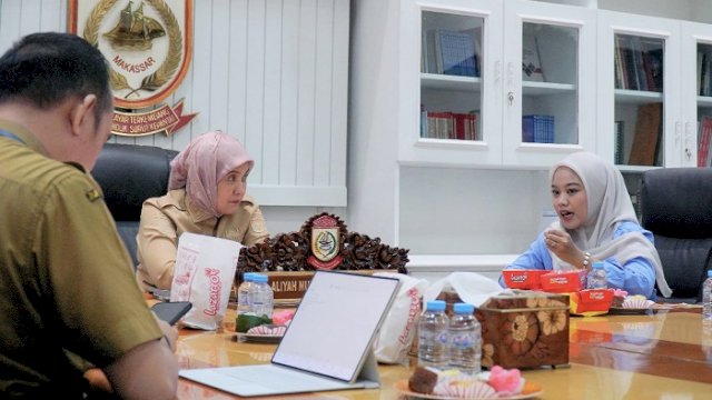 Wakil Walikota Makassar, Aliyah Mustika Ilham, menerima audiensi dari manajemen PT Setya Kuliner Mandiri (Lazatto Chicken & Burger Makassar) di ruang kerjanya di Kantor Wali Kota Makassar, Senin (4/8/2025).