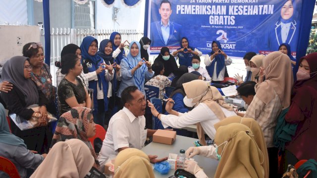 Legislator Demokrat Sulsel, Fatma Wahyuddin melakukan pemeriksaan gratis di Kelurahan Lajangiru, Kecamatan Ujung Pandang, Rabu (27/8/2025).