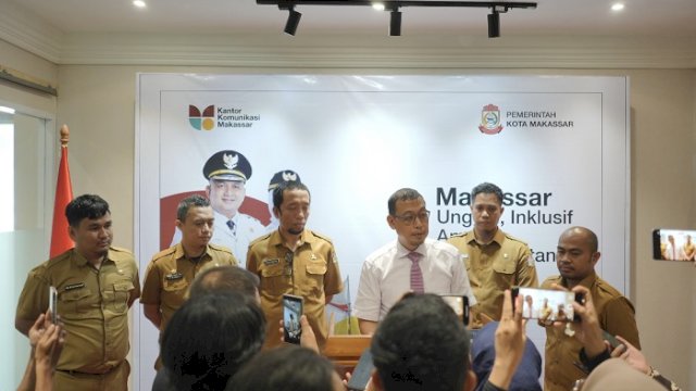 Sekda Kota Makassar, Andi Zulkifli Nanda, mengumumkan pembukaan seleksi terbuka jabatan Jabatan Pimpinan Tinggi (JPT) untuk sembilan jabatan eselon II melalui konferensi pers di Balaikota, Senin (4/8/2025).