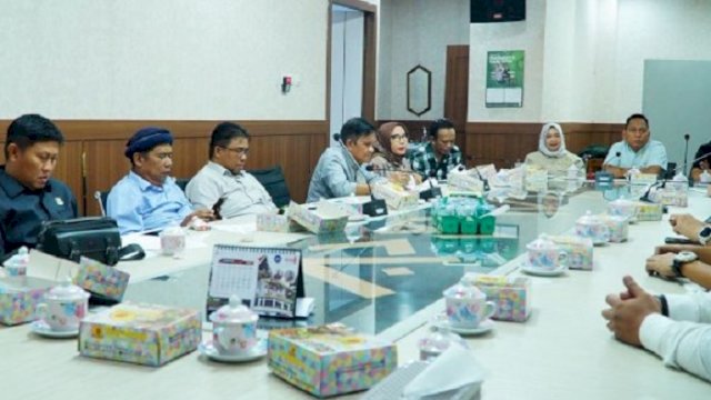 Komisi B DPRD Kota Makassar menggelar rapat kerja bersama Badan Pendapatan Daerah (Bapenda) Makassar, Kamis (21/8/2025).