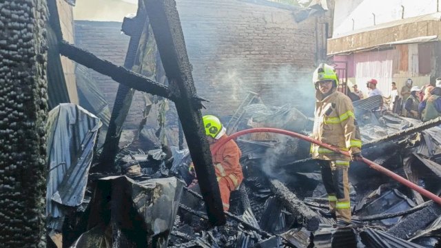 Kebakaran di Jalan Sultan Abdullah, Kelurahan Buloa, Kecamatan Tallo, Kota Makassar, menyebabkan 8 rumah terbakar. Petugas Damkarmat Kota Makassar berhasil memadamkan api. (int)