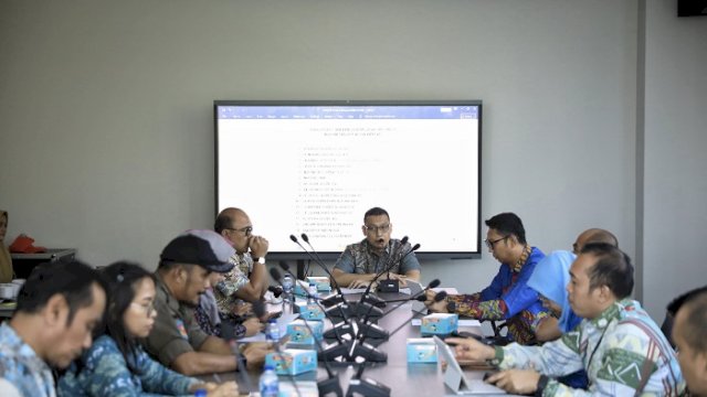 Sekda Kota Makassar, Andi Zulkifly, memimpin rapat di Gedung MGC, Kamis (14/8/2025).