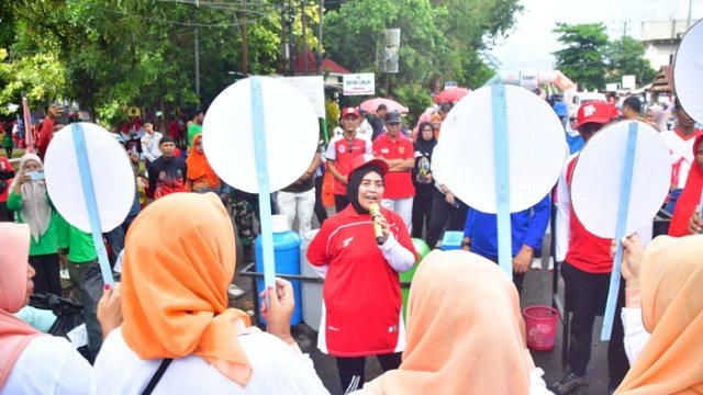 Bupati Sinjai Hj. Ratnawati Arif memberikan edukasi kepada masyarakat terkait pentingnya pengelolaan sampah, khususnya sampah plastik, di area Lapangan Nasional (Lapnas), Minggu (10/8/2025).
