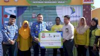 Walikota Serahkan Gerobak untuk Pedagang Bunga di TPU Dadi Makassar