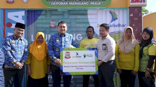 Walikota Serahkan Gerobak untuk Pedagang Bunga di TPU Dadi Makassar