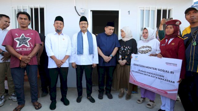 Menteri Sosial (Mensos) Republik Indonesia, Saifullah Yusuf, menyerahkan rumah knockdown kepada nelayan di Kelurahan Untia, Kecamatan Biringkanaya, Jumat (5/9/2025). (dok. kemensos)