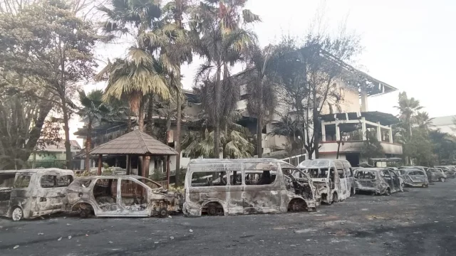 Kondisi kantor DPRD Makassar bersama sejumlah kendaraan yang hangus terbakar.