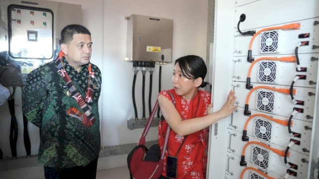 Walikota Makassar, Munafri Arifuddin, meninjau progres pembangunan pabrik es di Pulau Barrang Lompo, Kecamatan Sangkarrang, Jumat (19/09/2025).