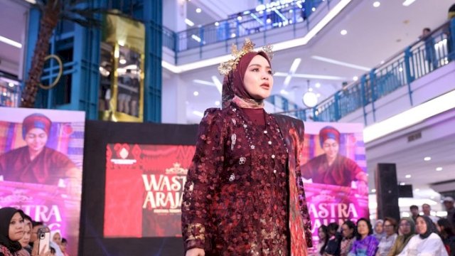 Dekranasda Makassar Pamerkan Tenun Bombang dan Tenun Lontara di Wastra Arajang 2025