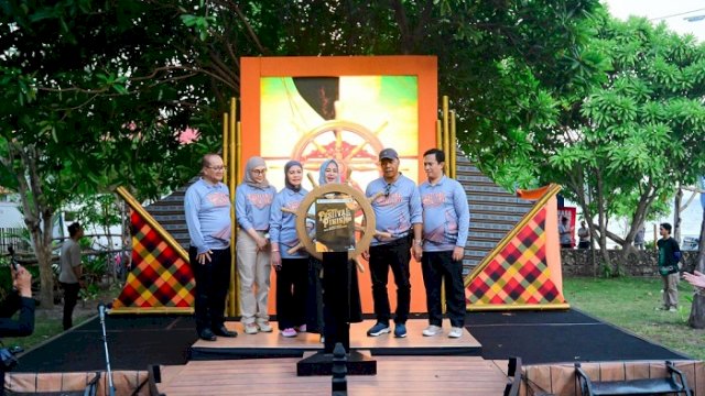 Wakil Gubernur Sulawesi Selatan Fatmawati Rusdi secara resmi membuka Festival Pinisi XV Tahun 2025 di Pantai Mandala Ria, Desa Lembanna, Kecamatan Bonto Bahari, Kabupaten Bulukumba, Kamis, 23 Oktober 2025.