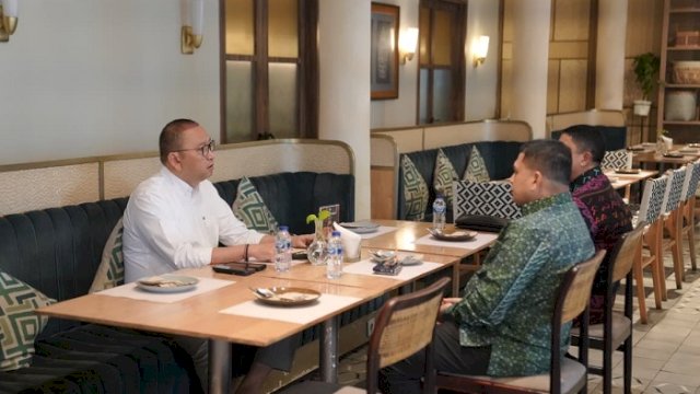 Walikota Makassar Munafri Arifuddin bersama Kepala Dinas Sosial Kota Makassar, Andi Bukti Djufri, bertemu dengan Sekretaris Jenderal Kemensos RI, Robben Rico, di Kementerian Sosial RI di Jakarta, Rabu (8/10/2025).