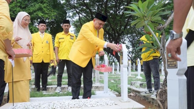Ketua DPD II Partai Golkar Kota Makassar, Munafri Arifuddin, memimpin langsung upacara ziarah dan tabur bunga di Taman Makam Pahlawan (TMP) Panaikang, Jalan Urip Sumoharjo, Senin (20/10/2025) pagi, dalam rangka peringatan HUT ke-61 Partai Golkar.
