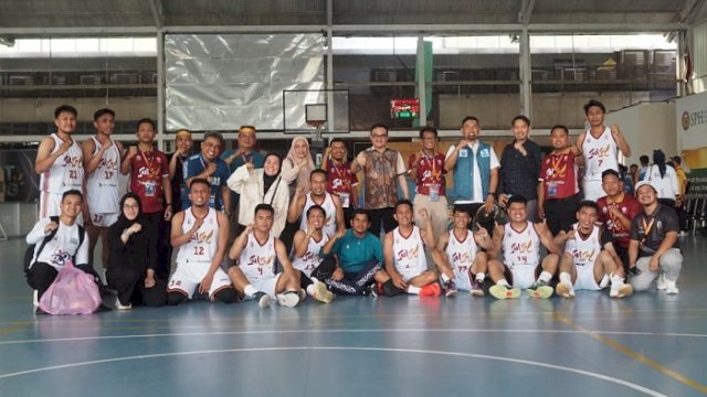 Sekretaris Daerah Provinsi Sulawesi Selatan, Jufri Rahman, bersama tim bola basket putra Sulsel pada Pekan Olahraga Nasional (PORNAS) XVII KORPRI 2025 di Palembang, Minggu, 5 Oktober 2025 sore. 