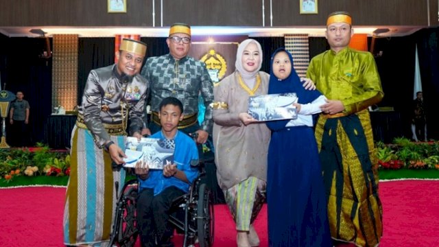 902 Siswa Disabilitas Dapat Bantuan Tabungan Pendidikan dari Gubernur Sulsel