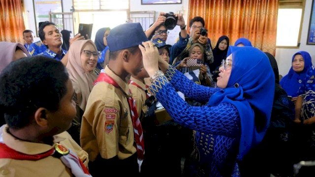 Bupati Gowa Sitti Husniah Talenrang menyalurkan bantuan seragam dan peralatan sekolah gratis bagi siswa kelas 7 di SMP Negeri 1 Sungguminasa, Gowa, Jumat (3/10/2025).