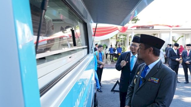 Gubernur Sulawesi Selatan, Andi Sudirman Sulaiman meluncurkan mesin pencetak KTP mobile pertama di Sulsel melalui program Layanan Dukcapil Bergerak (LDB), di Halaman Rujab Gubernur Sulsel, Rabu (1/10/2025).