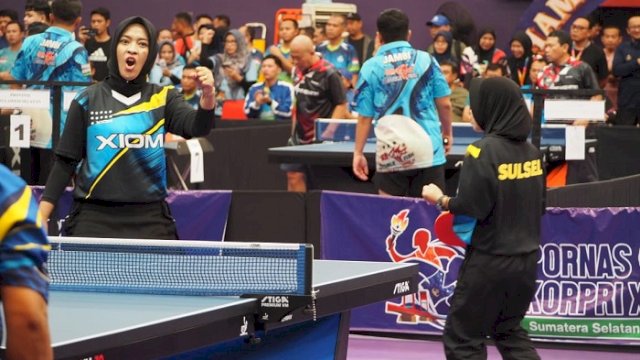 Tim tenis meja beregu putri Sulawesi Selatan menang atas Sulawesi Tenggara di ajang Pekan Olahraga Nasional (Pornas) Korps Pegawai Republik Indonesia (Korpri) XVII Tahun 2025 yang digelar di Palembang, Sumatera Selatan.