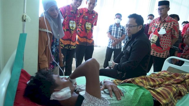 Wakil Bupati (Wabup) Gowa Darmawangsyah Muin menjenguk korban penyerangan geng motor yang sedang dirawat di RSUD Syekh Yusuf Kabupaten Gowa, Kamis (16/10).