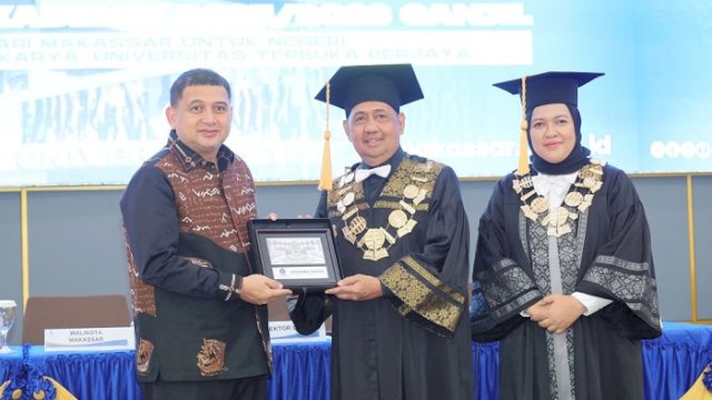 Walikota Makassar, Munafri Arifuddin, menghadiri Wisuda Daerah Universitas Terbuka Makassar yang digelar di Convention Hall Universitas Terbuka, Jalan Perintis Kemerdekaan KM 19, Makassar, Minggu (12/10/2025).