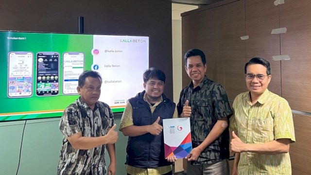 Staf Kalla Beton memperlihatkan Sertifikat ISO, Senin (10/11/2025).