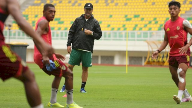 Tomas Trucha memimpin sesi latihan para pemain. (dok. ileague)