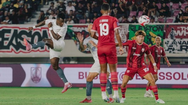 PSM Makassar mampu mengalahkan tuan rumah Persis Solo dengan skor 3-4 dalam laga pekan ke-13 BRI Super League 2025/2026 di Stadion Manahan Solo, Sabtu (29/11/2025) malam ini. (Foto: X/@PSM_Makassar)