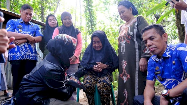 Jumat Berbagi, Bupati Gowa Kunjungi Warga Miskin Ekstrem dan Beri Bantuan ke Masjid