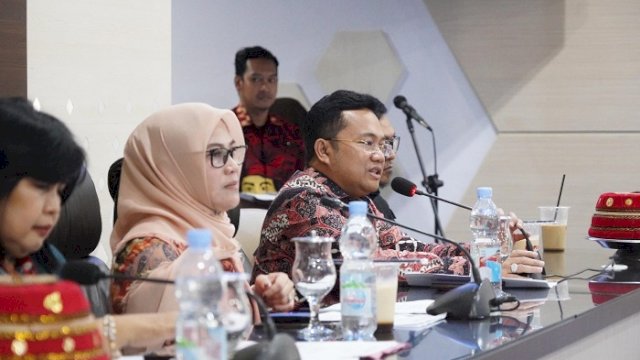 Wakil Bupati Gowa, Darmawangsyah Muin, menerima kunjungan kerja Komisi E DPRD Provinsi Sulawesi Selatan di Baruga Pattingalloang, Kantor Bupati Gowa, Kamis (6/11/2025).