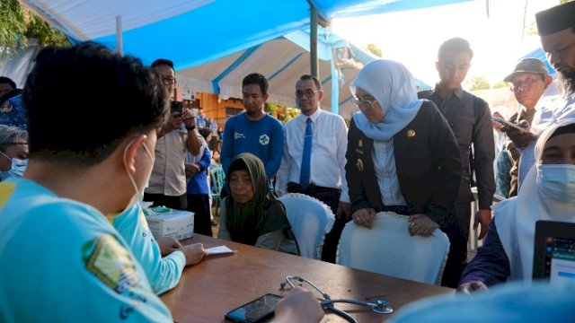 Bupati Gowa, Sitti Husniah Talenrang melakukan kunjungan One Day One District di Kantor Camat Pattallassang, Senin (10/11/2025).