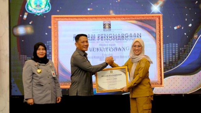 Bupati Gowa, Sitti Husniah Talenrang, menerima penghargaan pada Pembukaan Diklat Paralegal, Penandatanganan Nota Kesepakatan dan Perjanjian Kerjasama, Penyerahan Piagam Penghargaan Pendirian Pos Bantuan Hukum (Posbankum) dan Sertifikat Peacemaker Training di Kantor Wilayah Kementerian Hukum Sulawesi Selatan, Senin (6/10/2025).
