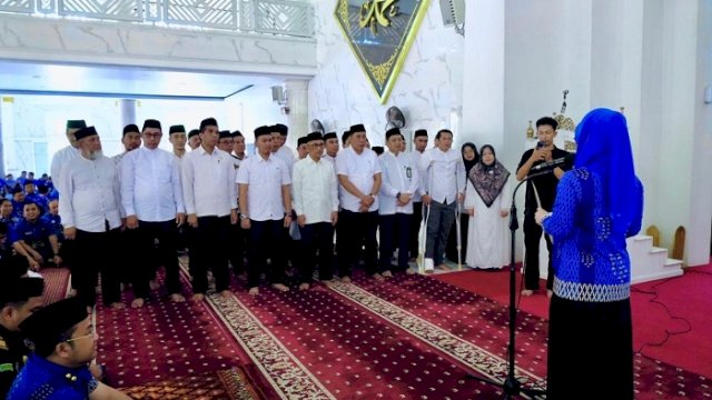 Bupati Gowa, Sitti Husniah Talenrang mengukuhkan Pengurus Masjid Agung Syekh Yusuf Periode 2025&ndash;2028 di Masjid Agung Syekh Yusuf, Jumat (7/11/2025).
