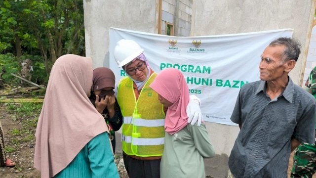 Bupati Gowa, Sitti Husniah Talenrang menyalurkan bantuan sekaligus meninjau Program Layak Huni Baznas Tahun 2025 bagi keluarga miskin ekstrem (KME), Minggu (2/11/2025).