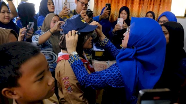 Bupati Gowa, Sitti Husniah Talenrang kembali menyalurkan bantuan seragam dan peralatan sekolah gratis bagi siswa kelas 7 di SMP Negeri 1 Sungguminasa, Jumat (3/10/2025).