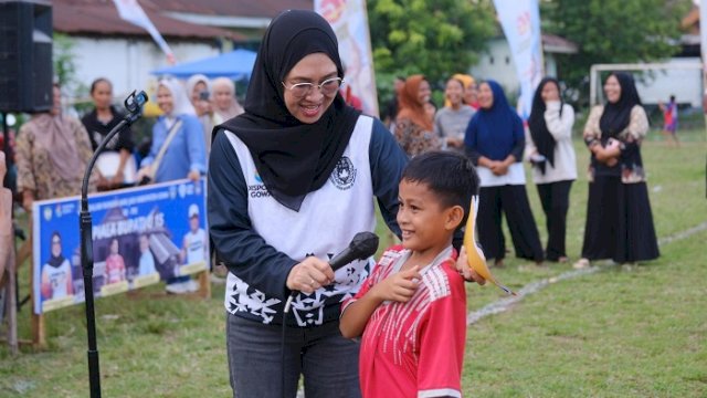 Bupati Gowa, Sitti Husniah Talenrang, membuka Turnamen Sepak Bola Piala Bupati U-15 di Lapangan Sepak Bola Desa Pallangga, Kecamatan Pallangga, Sabtu (8/11/2025).