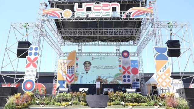 Walikota Makassar, Munafri Arifuddin, saat membuka kegiatan Urban Farming yang digelar oleh Dinas Pertanian dan Perikanan (DP2) Kota Makassar di Anjungan Pantai Losari, Senin (3/11/2025).
