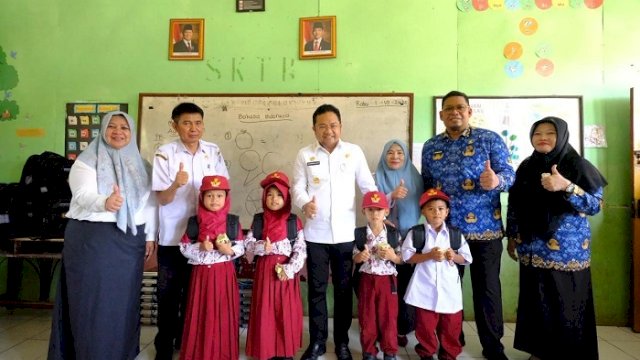 Wakil Bupati Gowa, Darmawangsyah Muin menyerahkan paket seragam sekolah, Rabu (1/10/2025).