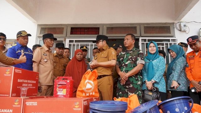 Wakil Bupati Gowa, Darmawangsyah Muin menyerahkan bantuan korban bencana angin puting beliung di dua lokasi yakni di Desa Pabentengang Kecamatan Bajeng dan Desa Bontoramba, Kecamatan Pallangga, Selasa, (7/10/2025).