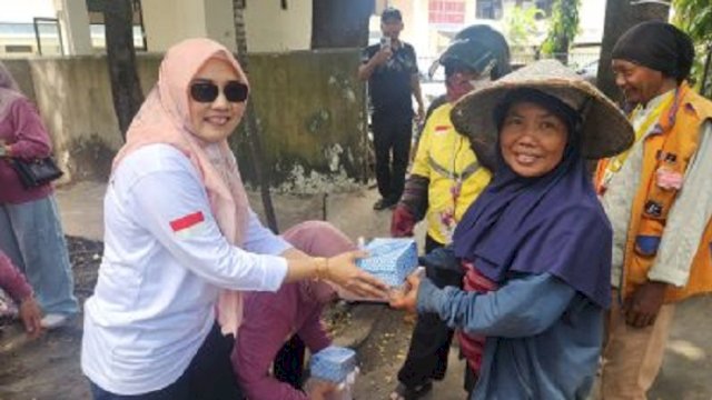 Momen HUT Makassar, Ikawan dan DWP Sekretariat DPRD Makassar Gelar Jumat Berbagi