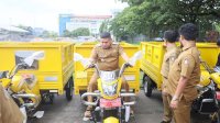 Tingkatkan Kebersihan, Munafri Tinjau 76 Armada Baru Pengangkut Sampah di Makassar