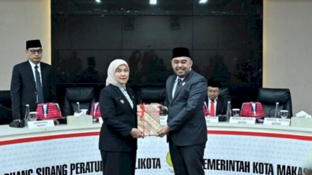 Wakil Walikota Makassar, Aliyah Mustika Ilham menerima hasil reses anggota DPRD Makassar dalam rapat paripurna, Senin (24/11/2025).
