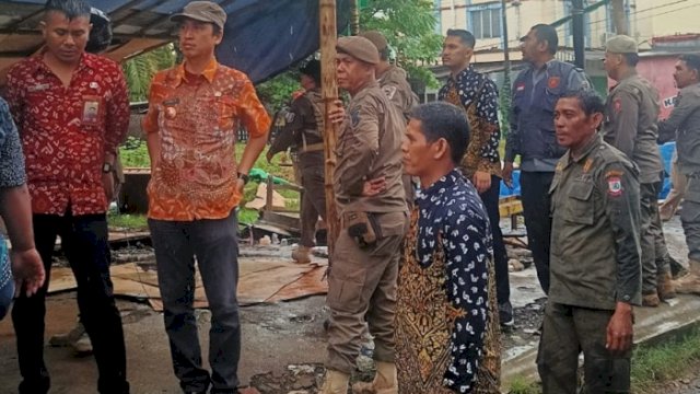 Petugas melakukan penertiban pedagang kaki lima (PKL) di Kecamatan Tamalanrea, khususnya yang melakukan aktivitasnya di atas drainase, badan jalan, dan trotoar. ()