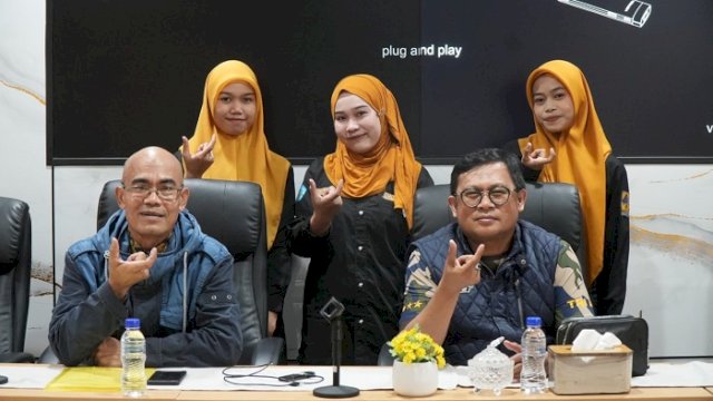 Unismuh Makassar melepas Unit Kegiatan Mahasiswa Seni Budaya Talas (UKM SB Talas) untuk mengikuti Festival Teater Mahasiswa Indonesia (FTMI) XIX se-Sulawesi Selatan dan Barat. (Dok. Unismuh)