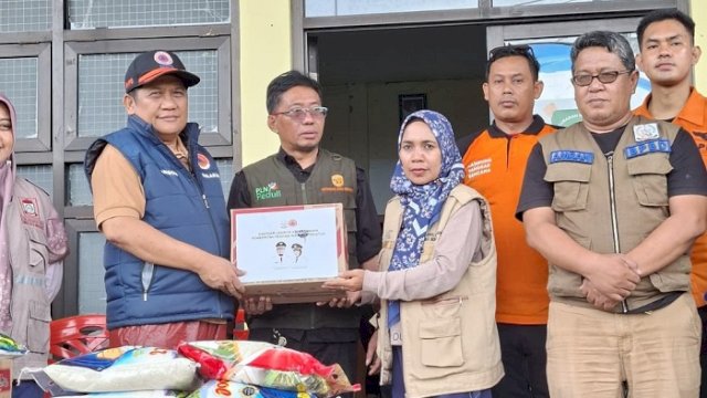 BPBD Sulsel Serahkan Bantuan Logistik ke Pengungsi Banjir Katimbang