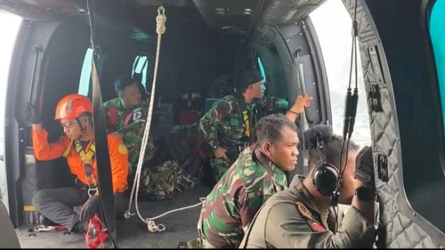 Tim gabungan melakukan pencarian pesawat ATR 42-500 yang dilaporkan hilang kontak di wilayah Maros, Sabtu (17/1/2026).