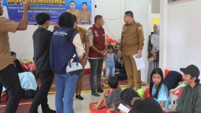 Walikota Makassar, Munafri Arifuddin, meninjau lokasi pengungsian banjir di Kecamatan Biringkanaya, Senin (12/1/2026).