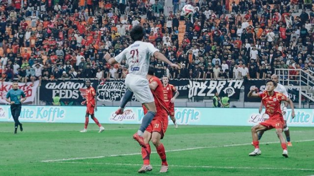 PSM Makassar ditaklukkan Persija Jakarta 2-1 dalam laga pekan ke-23 Super League, di Jakarta International Stadium (JIS), Sunter, Jakarta Utara, Jumat malam (20/2/2026). (Foto: X/@PSM_Makassar)