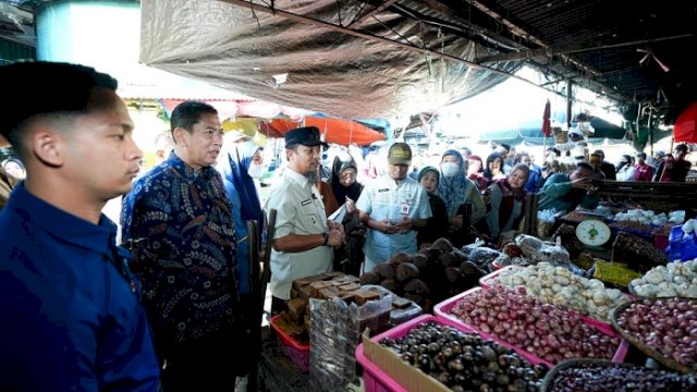Gubernur Sulsel Andi Sudirman Sulaiman melakukan inspeksi mendadak (sidak) harga kebutuhan pangan di Pasar Terong, Kota Makassar, Jumat (20/2/2026). ()