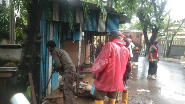 Petugas melakukan penertiban terhadap lapak milik Pedagang Kaki Lima (PKL) di wilayah Kecamatan Mariso yang berlangsung tertib dan kondusif, Minggu (15/2/2026).